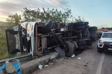 
				Homem morre após carreta tombar em rodovia de São Sebastião
			
			