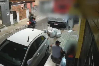 
			
				IMAGENS FORTES: mulher é vítima de uma série de agressões à porta de casa e perde a consciência
			
			