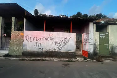 
			
				Idosa é achada morta dentro de casa no Flexal de Cima; filha estava agonizando
			
			