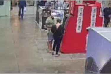 
			
				Idoso atropelado é furtado enquanto era resgatado; casal gastou R$ 10 mil da vítima
			
			