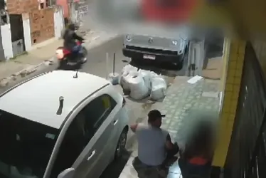 
			
				Imagens sob outro ângulo revelam que agressor tentou estuprar mulher antes de espancá-la no Jacintinho
			
			