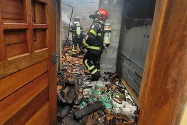 
			
				Incêndio destrói cômodo de residência no município de Arapiraca
			
			