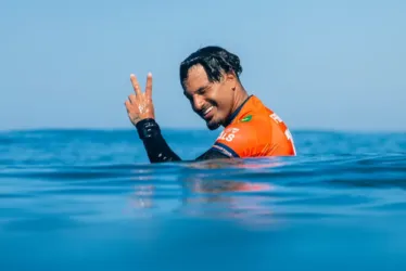 
			
				Italo Ferreira brilha no fim, vira contra australiano e avança no WSL Finals
			
			