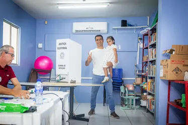 
			
				JHC vota em colégio na Jatiúca e fala da expectativa de vitória no 1º turno
			
			