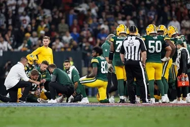 
			
				Jogador da NFL vomita na bola em partida entre Packers e Colts
			
			