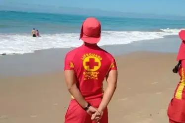 
			
				Bombeiros resgatam três vítimas de afogamento na Praia do Francês
			
			