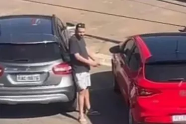 
			
				Ladrão cara de pau finge fazer alongamento para furtar carro
			
			