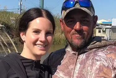 
			
				Lana Del Rey estaria prestes a se casar com guia turístico de jacarés
			
			