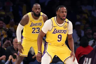 
			
				Camisas de LeBron e Bronny em jogo histórico na NBA são leiloadas
			
			