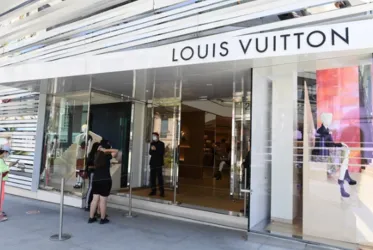 
			
				Louis Vuitton é acusada de racismo após banir clientes de loja
			
			