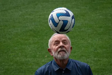 
			
				Lula defende seleção apenas com jogadores do Brasileirão
			
			