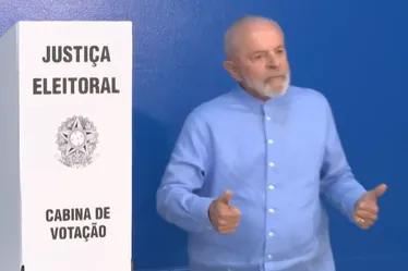 
				Lula vota em São Bernardo do Campo, no estado de São Paulo
			
			