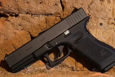 
				Mãe 'brinca' com arma do marido PM em festa e mata filha com tiro no rosto
			
			