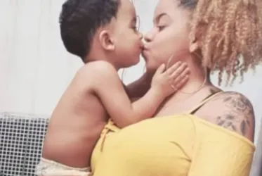 
				Mãe que decapitou filho de 6 anos tentou se matar com tesoura
			
			