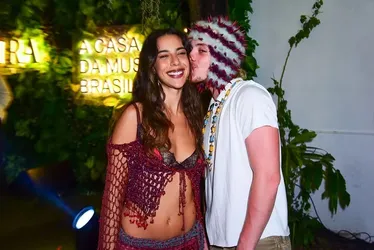 
			
				Marina Sena usa look telado e exibe lingerie ao lado do namorado
			
			