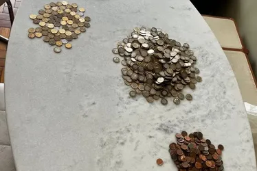 
			
				Moradora paga taxa de condomínio com 1.600 moedas após exigência de administração
			
			