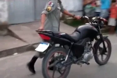 
			
				Moto com queixa de roubo é apreendida em casa onde ocorreu triplo homicídio
			
			