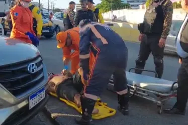 
			
				Motociclista perde controle da direção, é arremessado e colide com carro no Farol
			
			