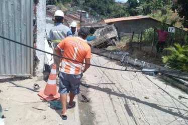 
			
				Motorista perde controle, caminhão desce ladeira e atinge muro de casa no Benedito Bentes
			
			