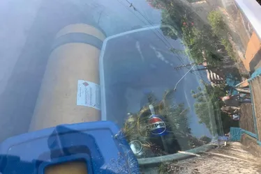 
			
				Motorista tenta descer com carro em escadaria no Farol e veículo fica preso
			
			