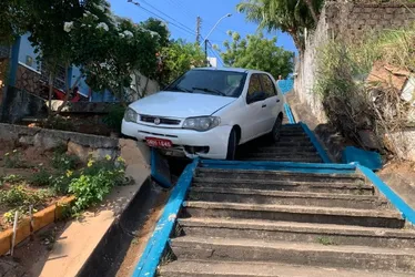 
			
				Motorista tenta descer com carro em escadaria no Farol e veículo fica preso
			
			