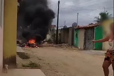 
				Mulher ateia fogo na moto de ex-companheiro e grita: 'Vou pisar nele como satanás'
			
			