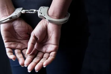 
			
				Mulher é presa suspeita de perseguir ex-marido e amigos na internet
			
			