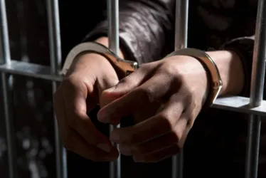 
				Mulher trans é presa por matar homem a pedradas enquanto ele dormia
			
			