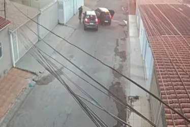 
			
				Mulher tem carro roubado após parar em casa para pegar marmita
			
			