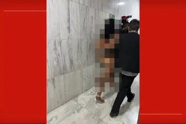 
			
				Vídeo: nua, mulher invade Palácio do Planalto para falar com presidente Lula
			
			