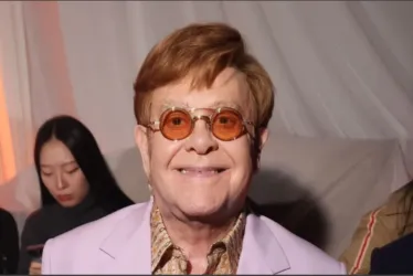 
			
				“Nunca me senti tão feliz quanto agora”, diz Elton John sobre marido e filhos
			
			