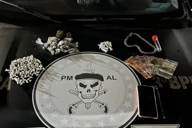 
			
				PM apreende 23 armas de fogo e mais de 11 kg de drogas em 1 semana, em AL
			
			