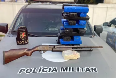 
			
				PM apreende mais de 16 kg de drogas e espingarda em Rio Largo
			
			