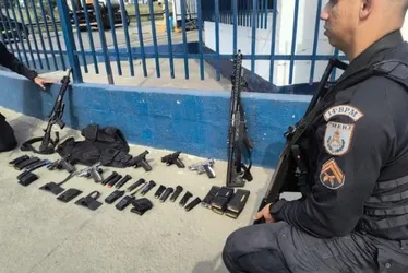 
				PM e mais dois suspeitos são presos com fuzis, pistolas e munição
			
			
