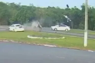 
			
				PM e mulher são lançados de moto após manobra ilegal de carro
			
			