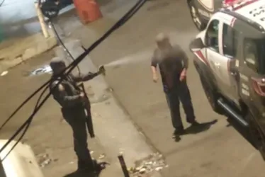 
			
				PM joga spray de pimenta no rosto de mecânico
			
			