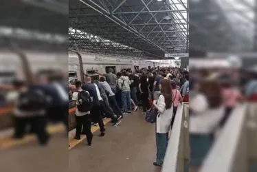 
			
				Passageiros do Metrô empurram vagão após homem prender perna em vão
			
			