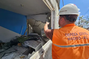 
				Paulo, JHC, Lira e Renan Filho prestam solidariedade a atingidos por desabamento de prédio
			
			