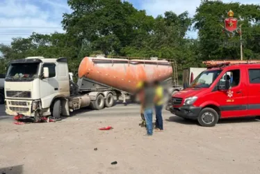 
			
				Piloto morre após moto bater e ficar presa sob caminhão
			
			