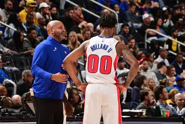 
			
				Pior time da NBA erra substituição e ultrapassa limite de jogadores em quadra
			
			