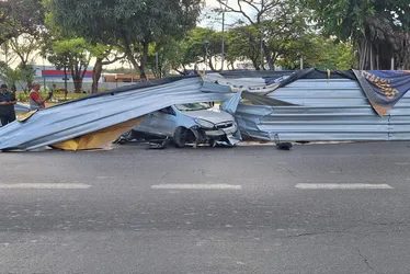 
			
				Pneu estoura e carro colide contra placas de proteção na Centenário
			
			