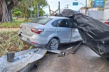 
			
				Pneu estoura e carro colide contra placas de proteção na Centenário
			
			