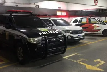
			
				Polícia encontra carro roubado da equipe de segurança de Lula em estacionamento de mercado
			
			