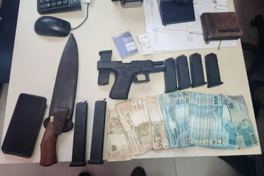 
				Polícia flagra armas e dinheiro em veículo após denúncia de compra de votos
			
			