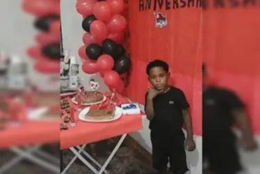 
			
				Polícia procura por suspeita de envenenar crianças com bombons
			
			