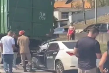 
			
				Policial morre preso às ferragens após colisão de viatura com caminhão
			
			