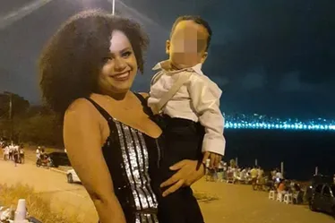 
			
				Populares desenterram e queimam corpo de mãe que decapitou o filho
			
			