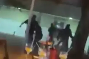 
			
				Porrada e cadeirada: jovem desmaia após briga de bar
			
			