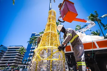 
			
				Prefeitura inicia instalação da decoração natalina na orla de Maceió; veja!
			
			