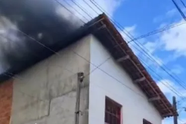 
			
				Primeiro andar de casa pega fogo no Village Campestre
			
			